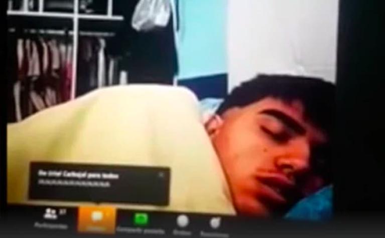 [VIDEO] Efecto cuarentena: Estudiante es sorprendido durmiendo en su cama durante clase online