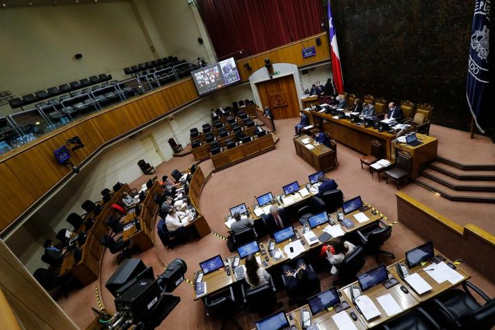 Senadores de oposición presentan proyecto que elimina las AFP