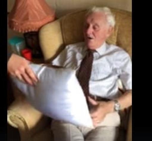 El emocionante regalo de unas cuidadoras a un anciano que duerme con la foto de su difunta esposa