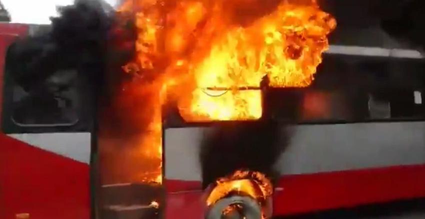 Microbus se incendia por completo en centro de Viña del Mar