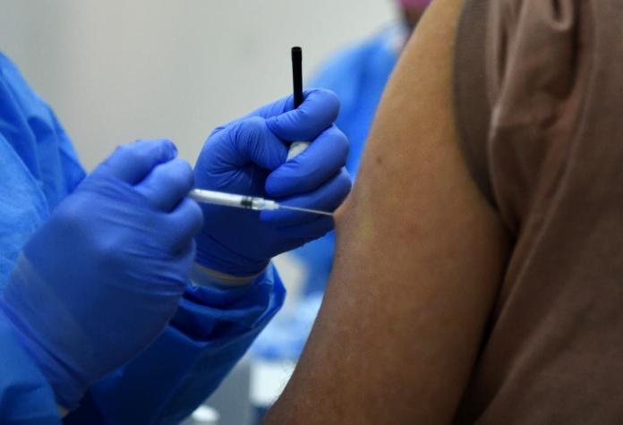 La universidad de Oxford empezó a probar vacuna del coronavirus en humanos