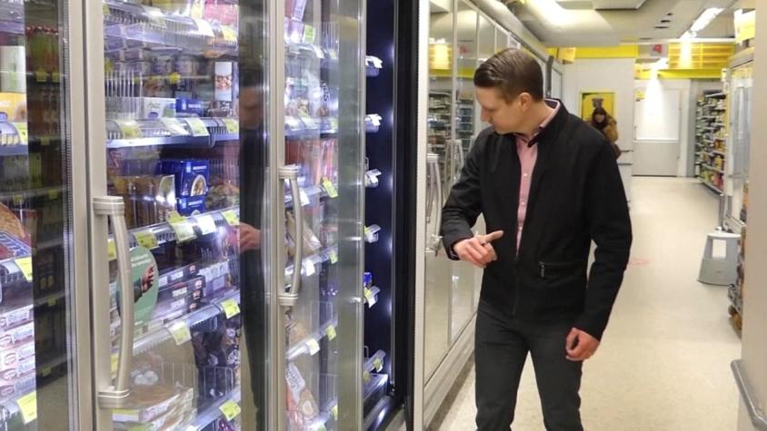 Finlandia estrena novedoso método para abrir refrigeradores en supermercados y evitar contagios