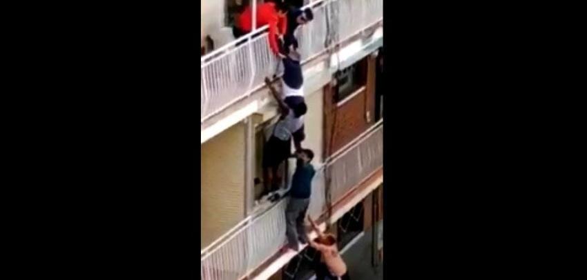 Comunidad madrileña se une y logra increíble rescate de hombre de 70 años que colgaba de un balcón
