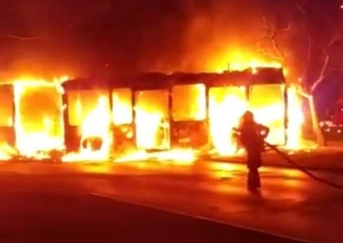 Incendian un bus del transporte público y prenden barricadas en Villa Francia