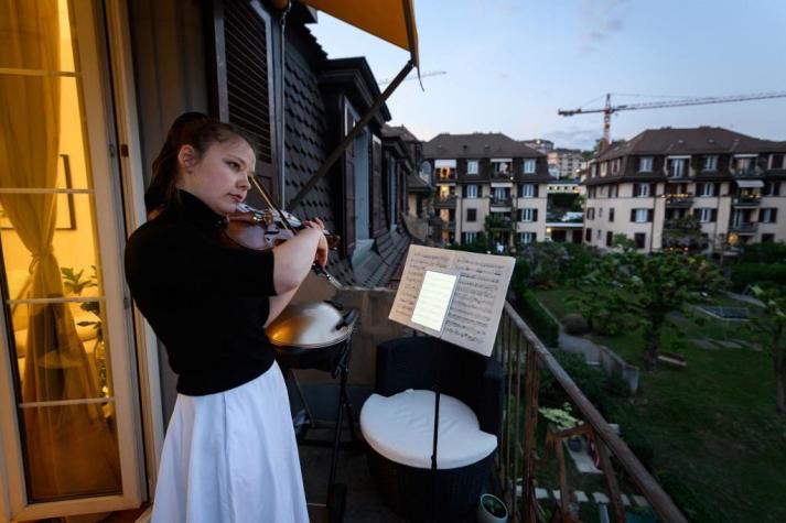 [VIDEOS] Violinista encanta en los Alpes Suizos con conciertos durante la cuarentena