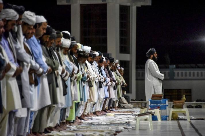 Pese a recomendaciones, paquistaníes inundan mercados y mezquitas en el inicio del Ramadán