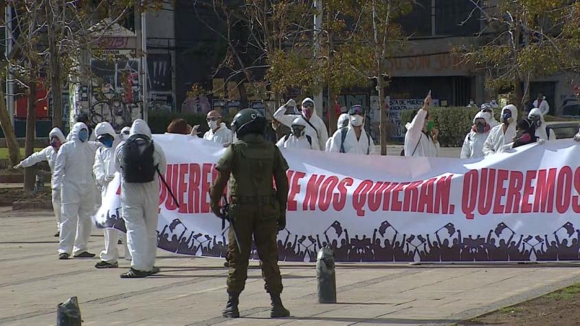Personas vestidas con overoles blancos realizaron protesta en Plaza Italia
