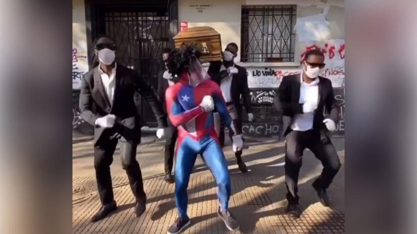 [VIDEO] Sensual Spiderman y protagonistas del "meme del ataúd" llaman a que la gente use mascarillas
