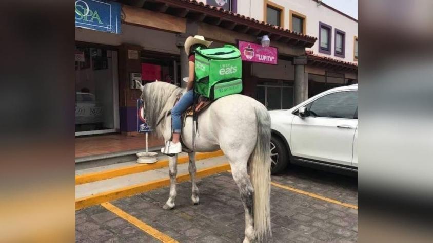 [FOTO] Repartidora de comida se hace viral por hacer entrega de pedidos a caballo