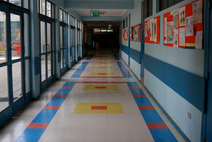 Sin recreos y menos estudiantes por sala: El plan de Argentina para regresar a clases