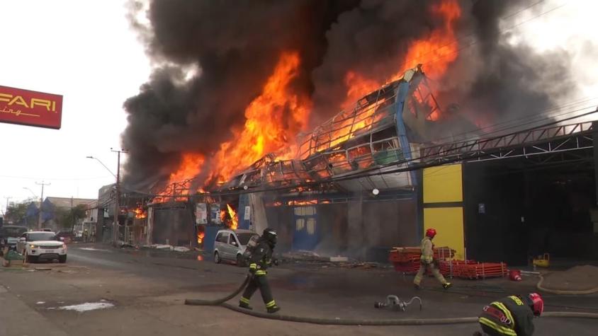 [VIDEO] Violento incendio destruye bodegas de la Zofri