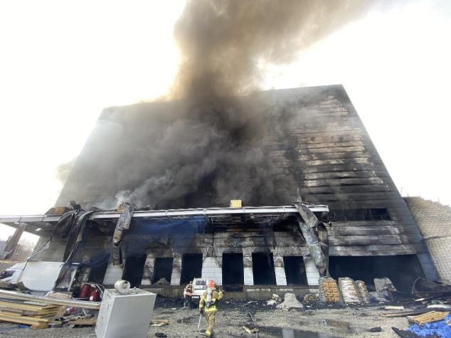 Corea del Sur: mueren al menos 25 trabajadores en incendio al interior de un local en Icheon