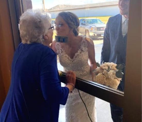 Nieta se desvió para visitar a su abuela a través de una ventana antes de su ceremonia de matrimonio