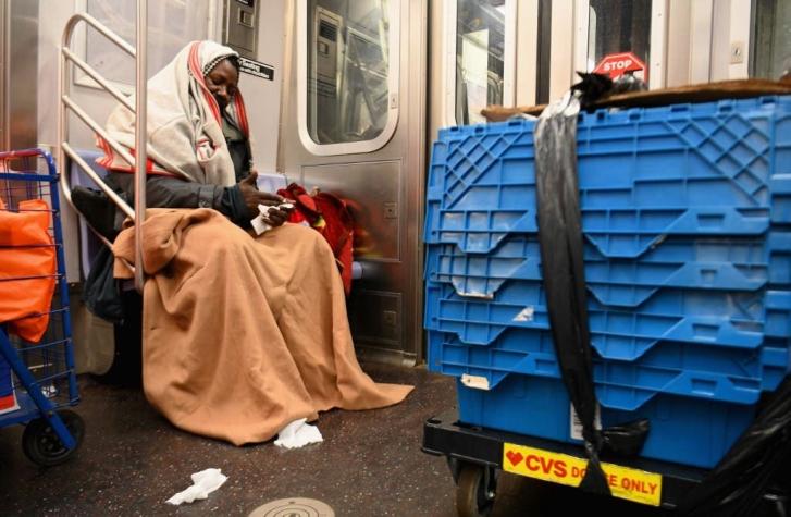 [VIDEO] Personas sin techo invaden metro de Nueva York y agudizan crisis sanitaria por COVID-19