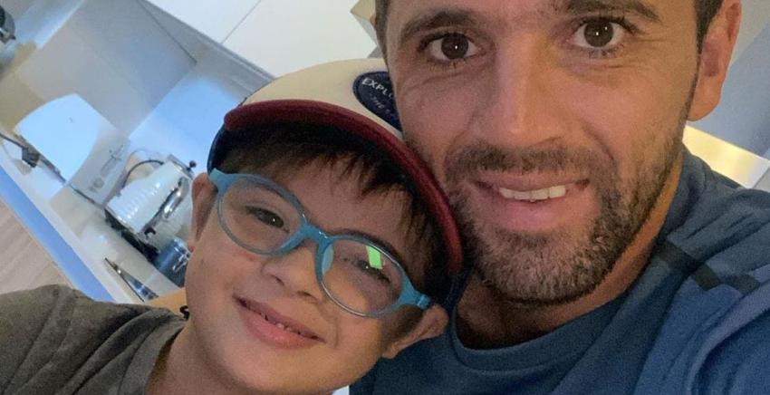 La tierna travesura del hijo de Montillo: ofrece ropa a jugadores de Barcelona y Suárez respondió