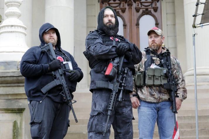 Hombres armados ingresan al parlamento de Michigan y exigen el fin del confinamiento por el COVID-19
