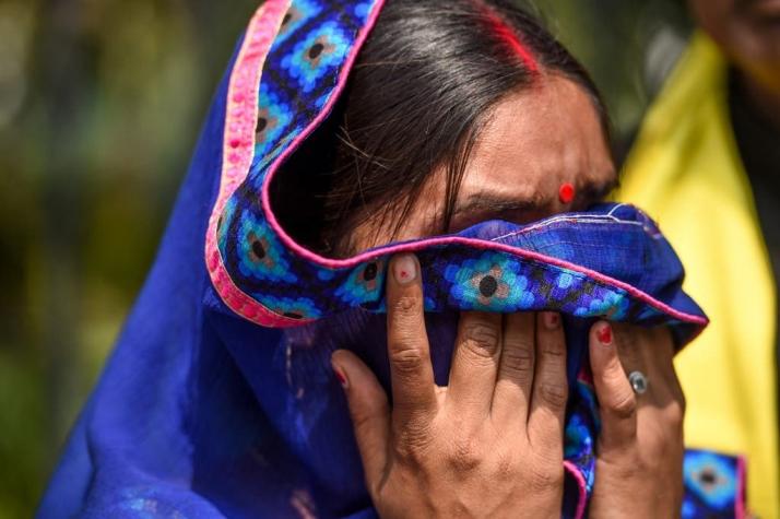 India: violan a una mujer luego de arrojar a su hermano a un pozo