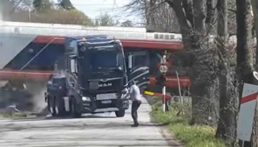 [VIDEO] Un tren se descarrila tras chocar a toda velocidad con un camión en Noruega