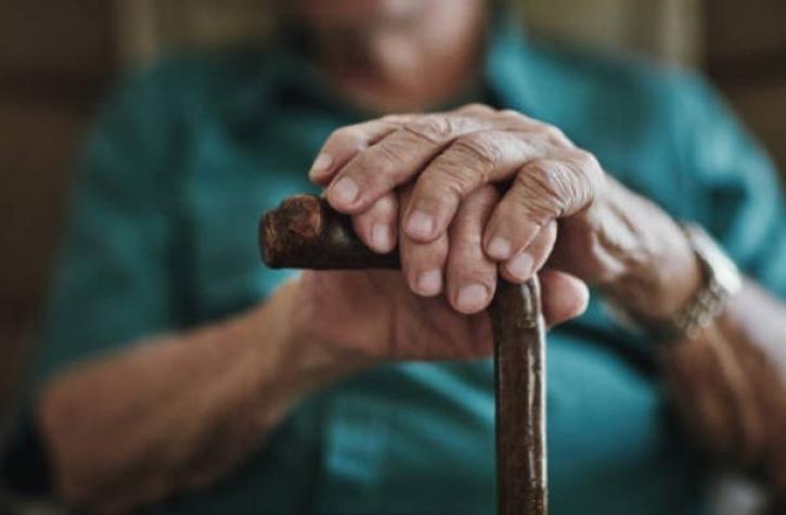 Edad de cuarentena obligatoria para adultos mayores baja de los 80 a los 75 años