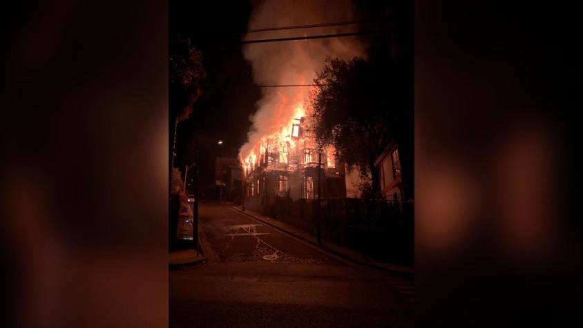 [VIDEO] Incendio afecta a casona en Valparaíso: Fuego corre riesgo de propagación a otras viviendas
