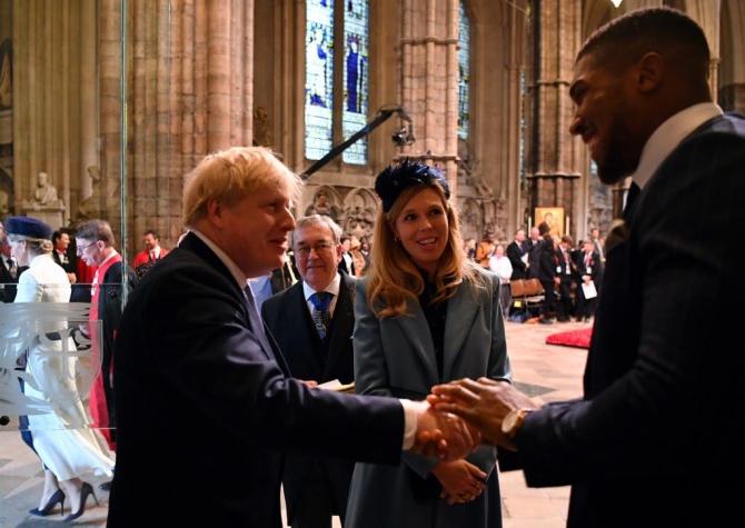 Expertos le pidieron a Boris Johnson que no saludara de manos antes de que contrajera el coronavirus