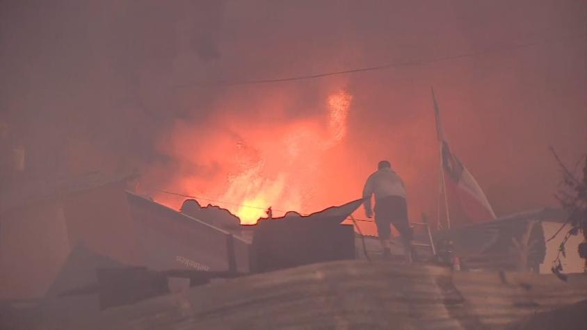 Cerca de 20 viviendas afectadas por incendio en campamento de La Pincoya