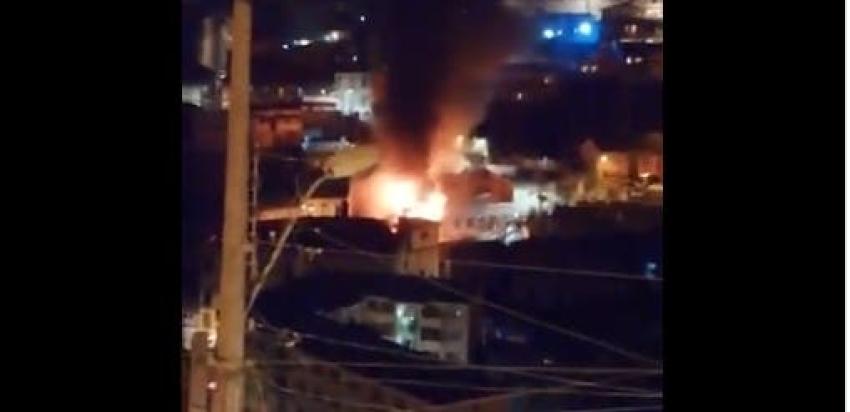 Valparaíso: Bomberos controla incendio estructural que deja al menos 10 damnificados