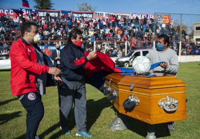 El duro funeral del "Trinche" Carlovich, la leyenda del fútbol argentino que murió tras ser asaltado