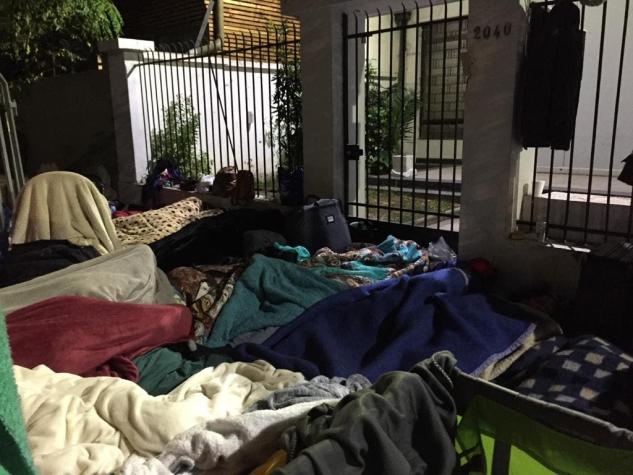 COVID-19: venezolanos viven séptima noche a la intemperie para exigir vuelo humanitario de retorno
