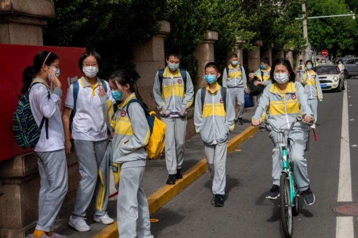 COVID-19: Alumnos chinos vuelven a clases con brazaletes electrónicos que detectan fiebre