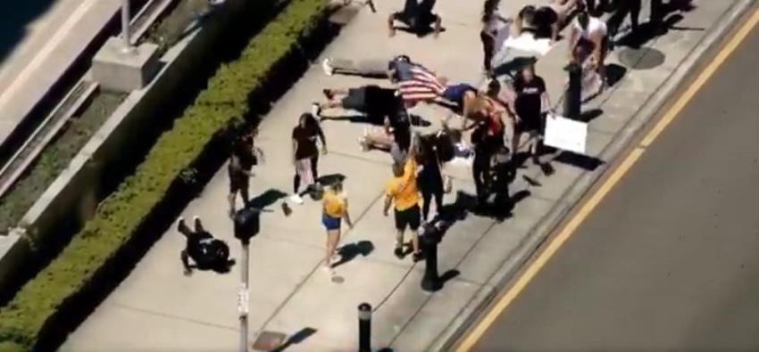 Manifestantes hicieron flexiones en la calle para exigir que reabran gimnasios en EEUU
