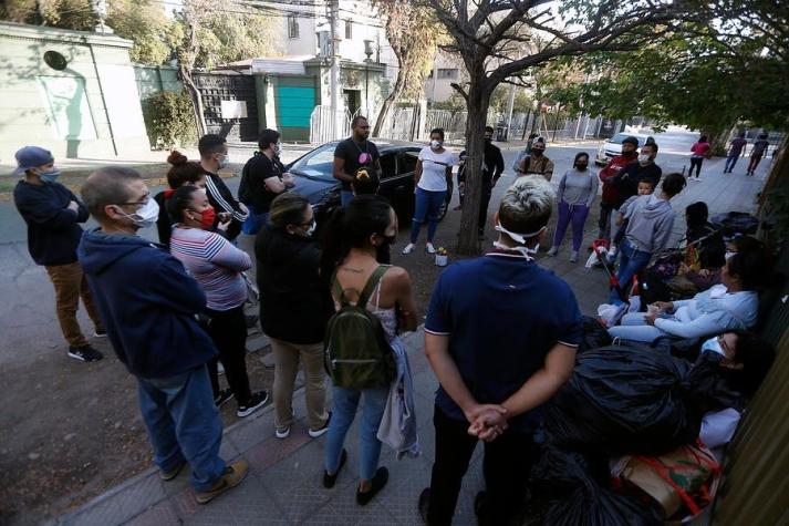 Cerca de 400 personas fuera de la Embajada de Venezuela para pedir retorno a su país
