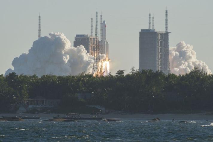 Se estrella en el mar enorme pieza del cohete chino que regresaba a la tierra descontrolado