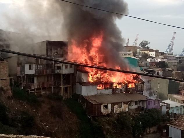 Incendio afectó a varias casas en el cerro Santo Domingo en Valparaíso
