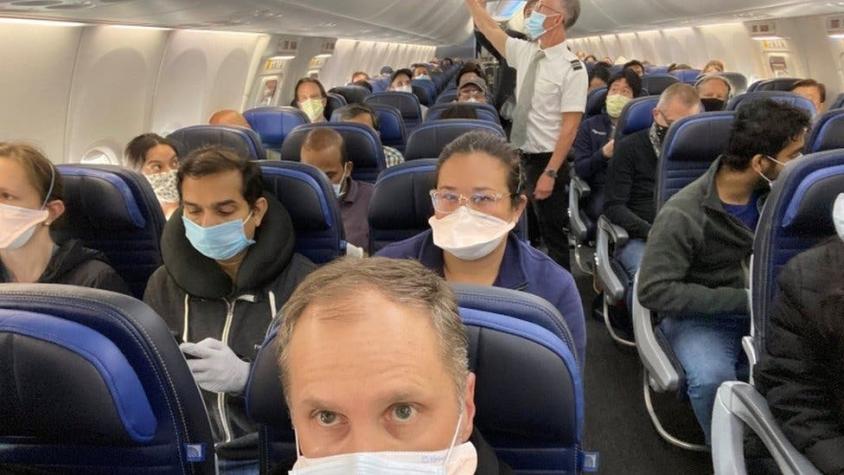 La foto viral de un médico que llevó a United Airlines a ampliar sus medidas por el coronavirus