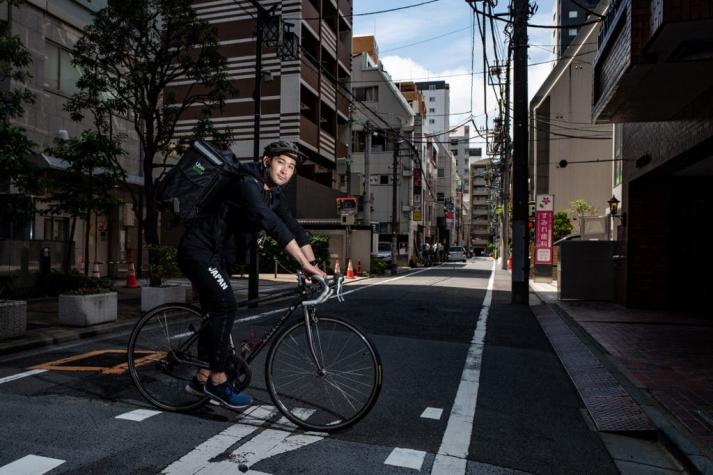 Medallista olímpico japonés de esgrima reparte comida en bicicleta para mantener su condición física