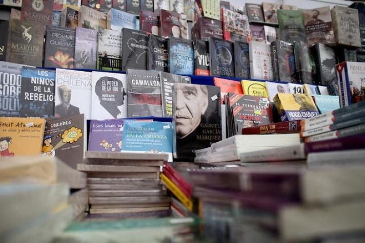 ¿Qué leen los chilenos en cuarentena?: Revisa este ranking con los 10 libros más vendidos