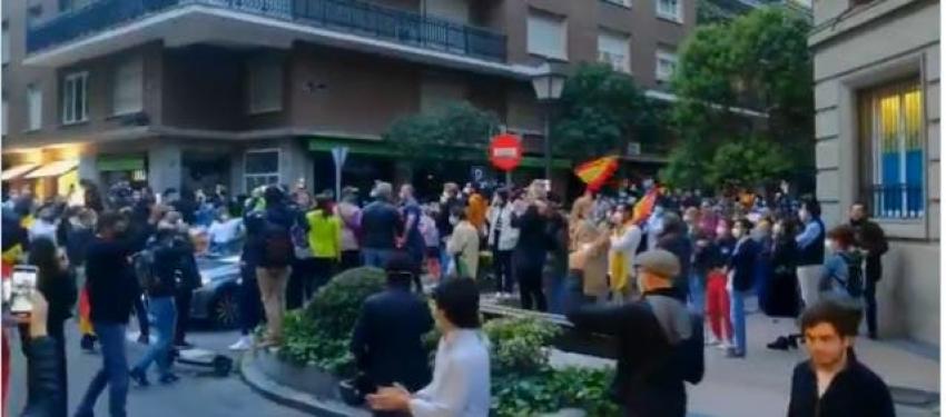 Barrios acomodados de Madrid protestan sin distancia social contra gestión del gobierno de España