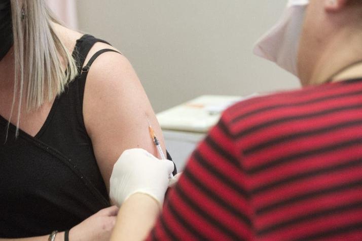 Vacuna contra COVID-19 estará lista en un año siendo "optimistas" según agencia sanitaria