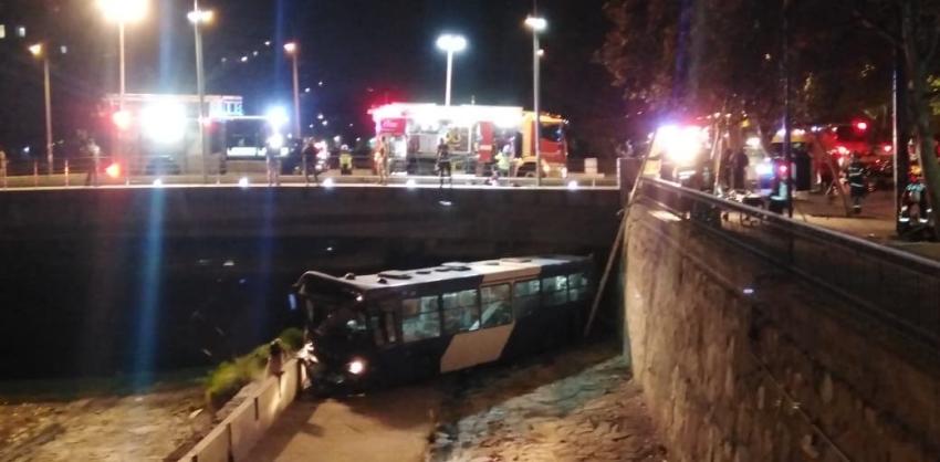 Bus del Transantiago cae al Río Mapocho tras colisión con un vehículo menor