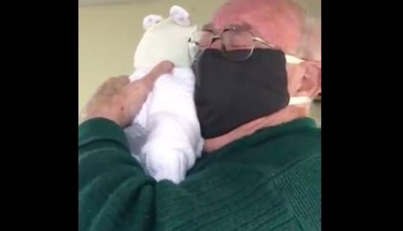 [VIDEO] El conmovedor llanto de un abuelo que conoce a su bisnieto meses después por la cuarentena