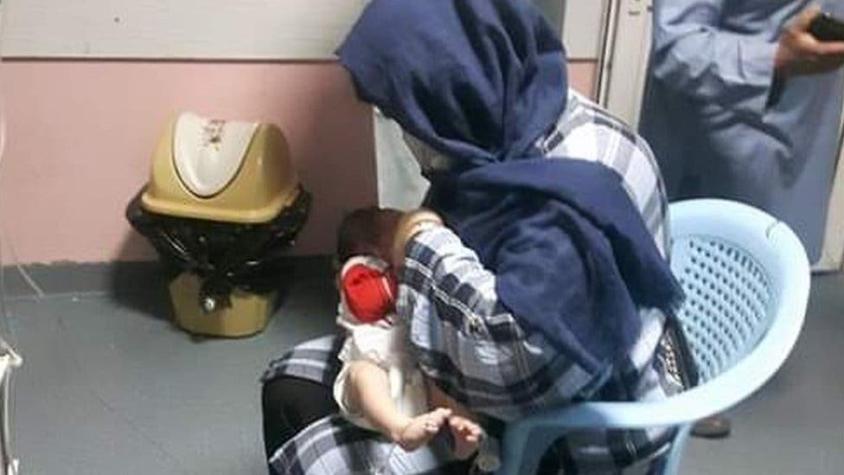 Mujer amamanta a los recién nacidos que quedaron huérfanos tras el ataque a hospital en Afganistán
