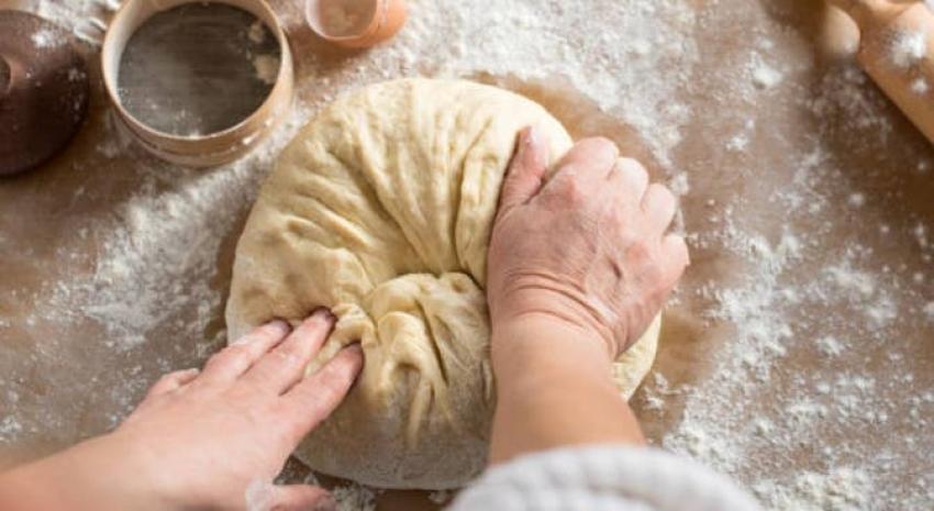 [VIDEO] Mujer protagoniza tutorial para hacer pan en cuarentena y todo termina graciosamente mal
