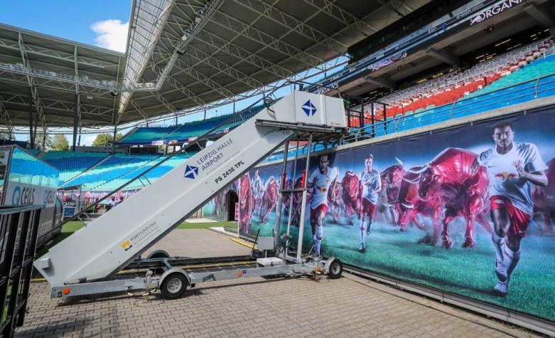 Una escalera de avión: El porqué de la medida más curiosa en el regreso del fútbol en Alemania