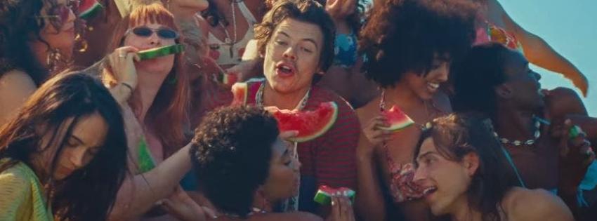 Harry Styles recuerda cómo era el mundo antes del coronavirus en su nuevo video "Watermelon sugar"