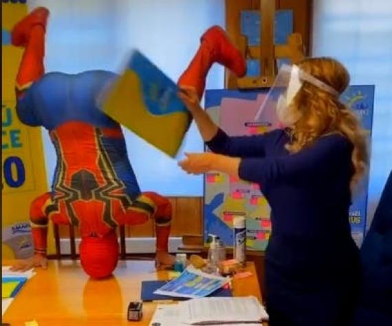 Cathy Barriga baila junto a "Sensual Spiderman" en Tik Tok luego de reunión de trabajo