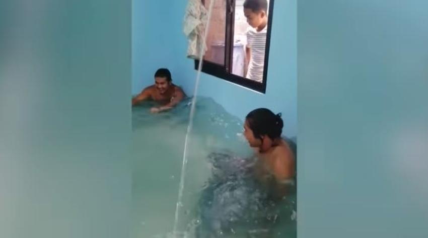 [VIDEO] No aguantaron la cuarentena: Inundaron una habitación de su casa para convertirla en piscina