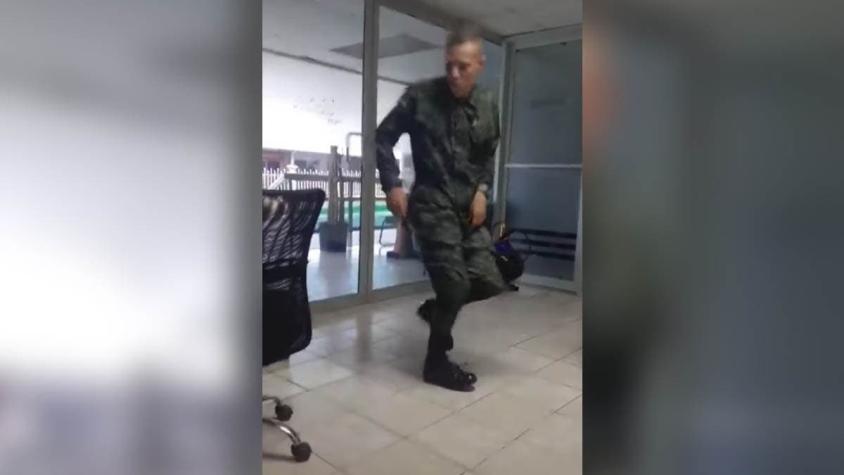Joven militar fue despedido por publicar video que se hizo viral en TikTok