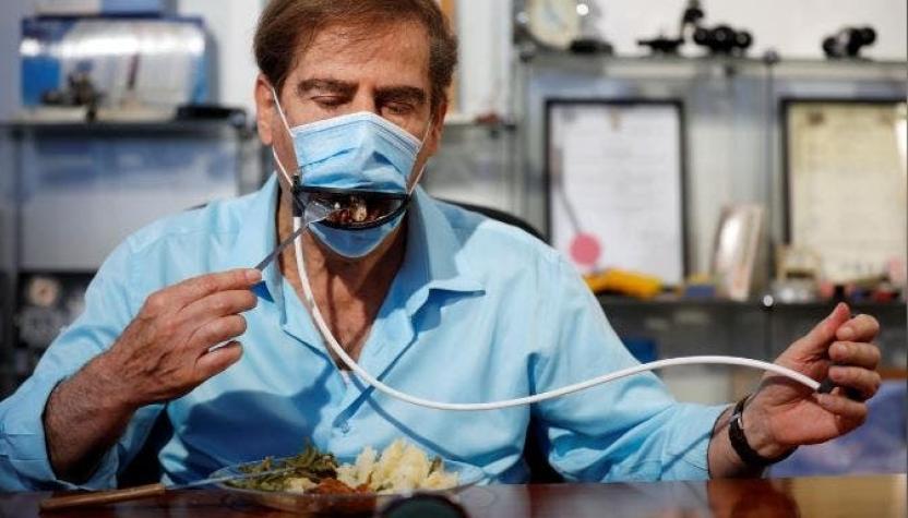 Crean una mascarilla que permite comer sin quitársela (y hacer más segura la ida a un restaurante)