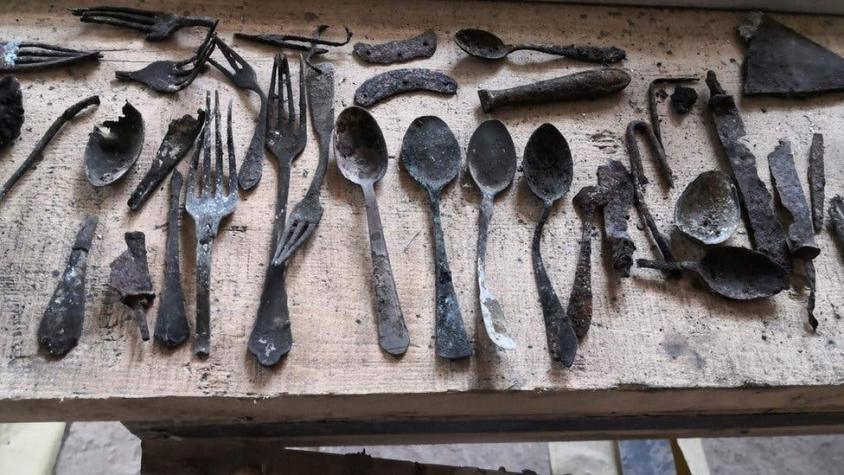 Los objetos escondidos en el campo de concentración Auschwitz que fueron descubiertos tras 75 años